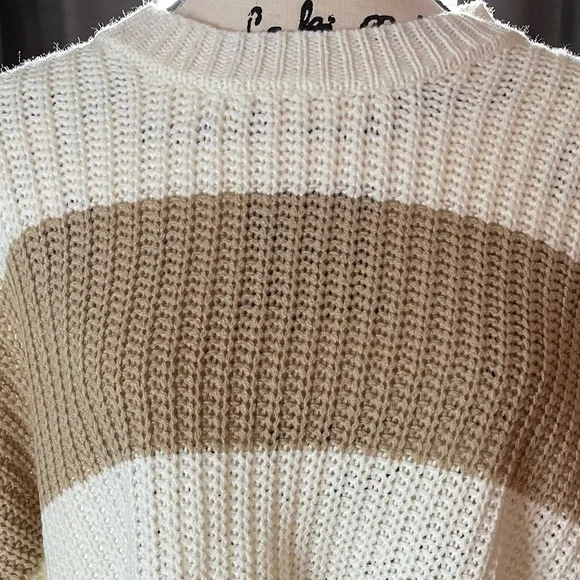 NWT- Sincerely Jules - Beautiful Crop Sweater in Neutral long sleeves size M - Picture 2 of 12